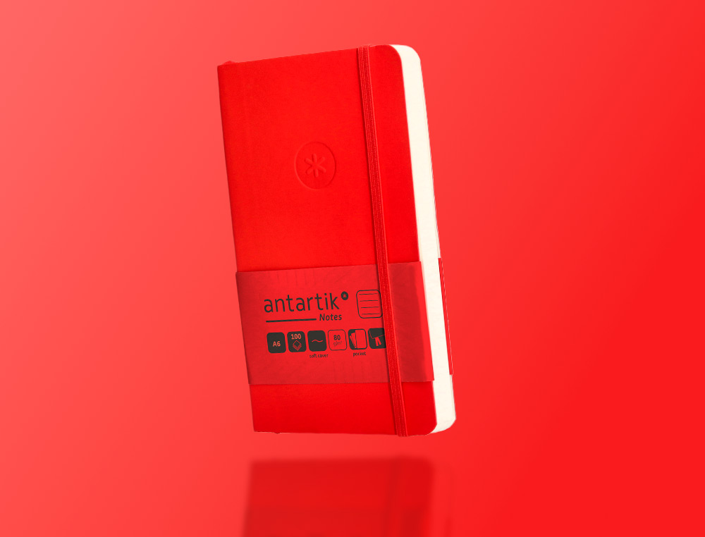 CUADERNO CON GOMILLA ANTARTIK NOTES TAPA BLANDA A6 RAYAS ROJO 100 HOJAS 80 GR FSC
