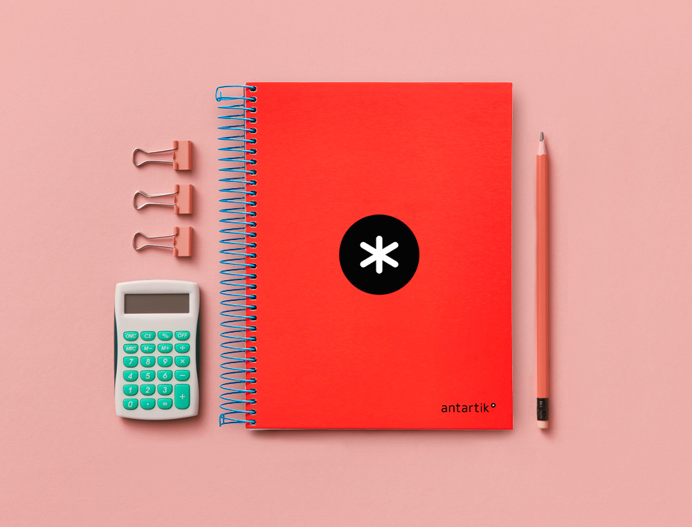 CUADERNO ESPIRAL A5 MICRO ANTARTIK TAPA FORRADA 120H 90G LISO CON BANDAS 6 TALADROS COLOR ROJO