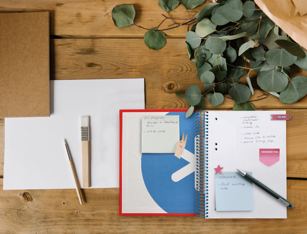 CUADERNO ESPIRAL A5 MICRO ANTARTIK TAPA FORRADA 120H 90G LISO CON BANDAS 6 TALADROS COLOR ROJO